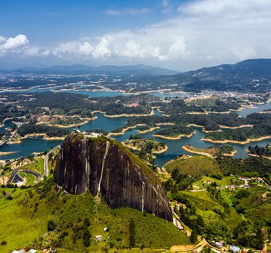vista-aerea-del-paisaje-de-la-roca-de-guatape-piedra-del-penol-colombia